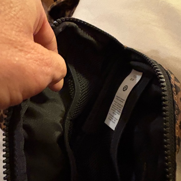 Lululemon everywhere belt bag  Brown Leopard print like new - Picture 5 of 7